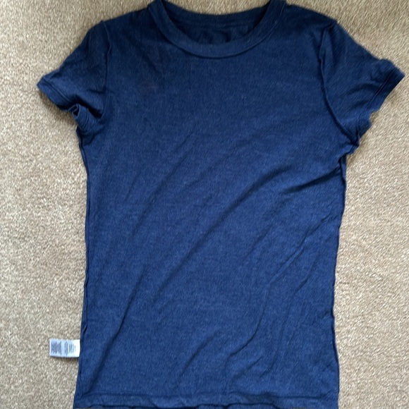 Free State blue tshirt rose motif - rosebud vine on left corner - Picture 3 of 13